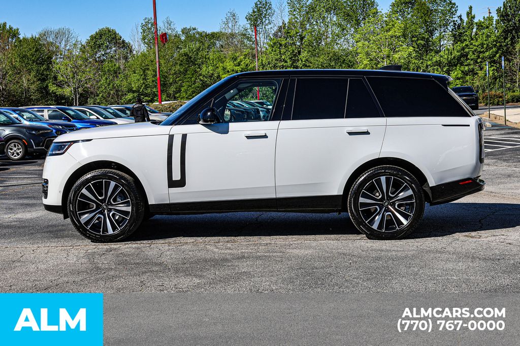 Used 2023 White Land Rover SE image 9