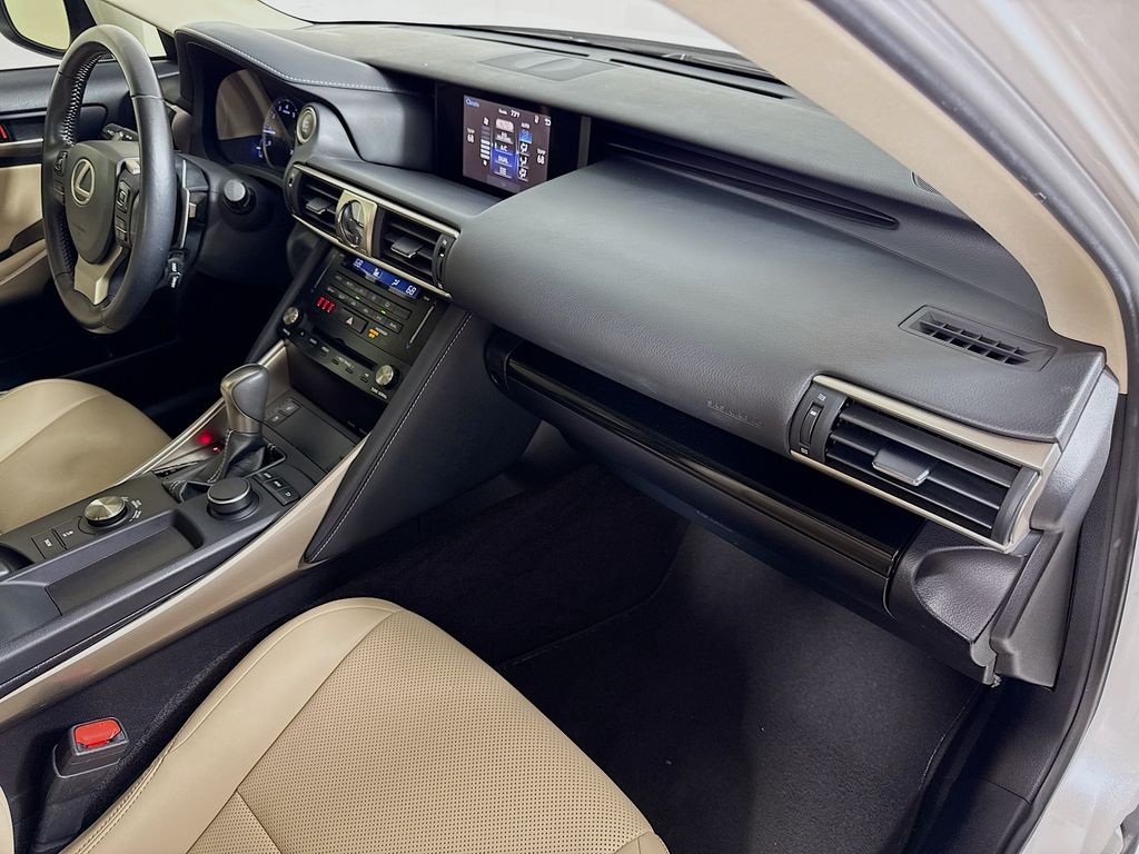 Thumbnail: 2018 Lexus IS - 31