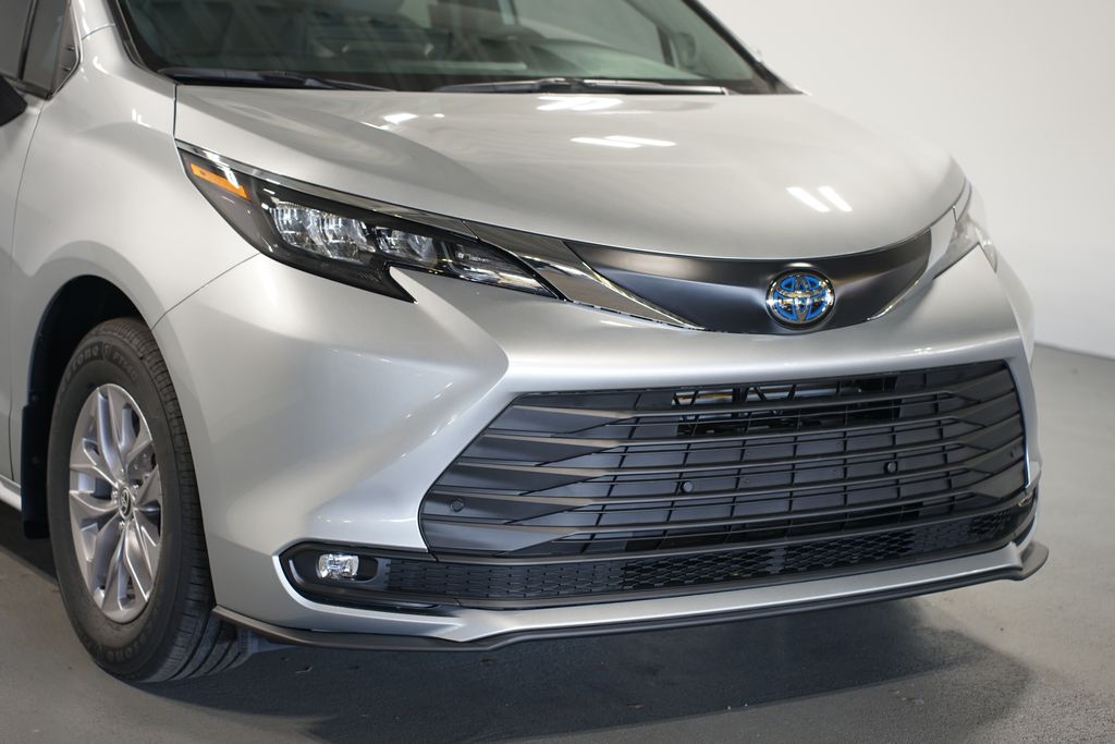 Thumbnail: 2025 Toyota Sienna - 4