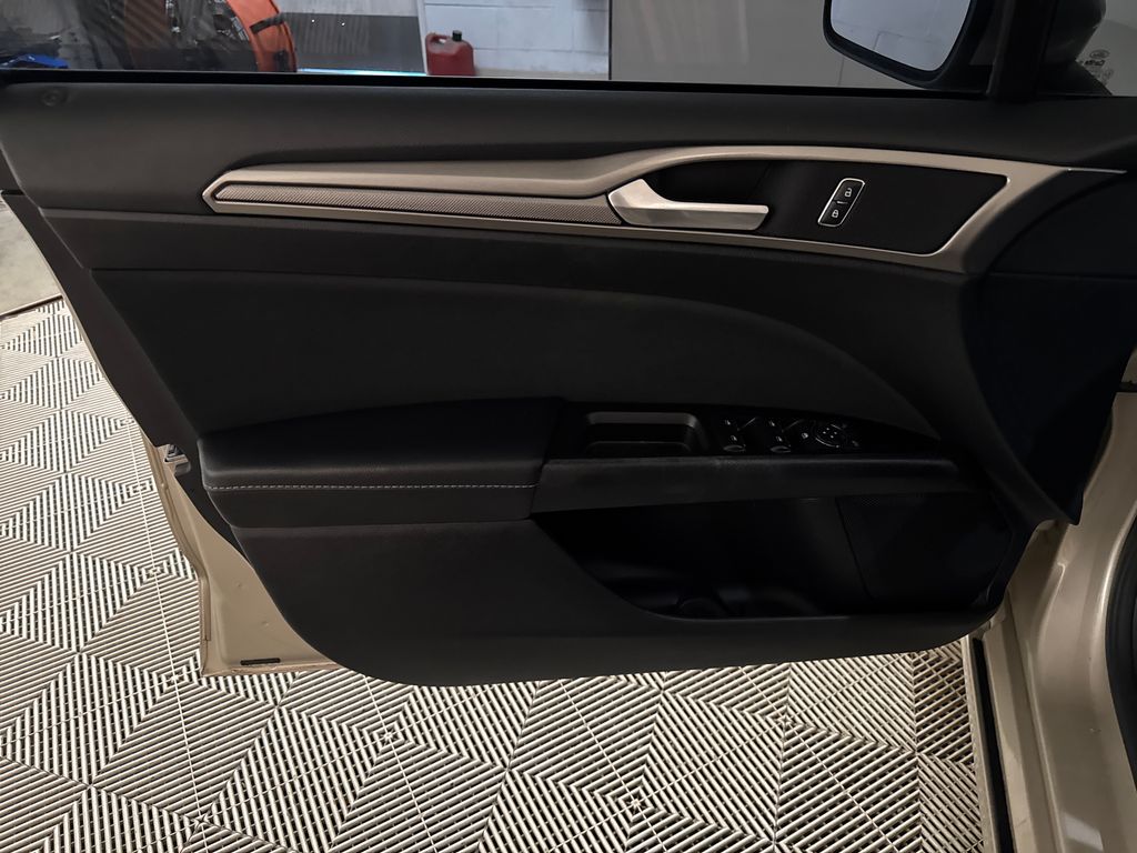 2017 White Gold Ford Fusion SE FWD Sedan