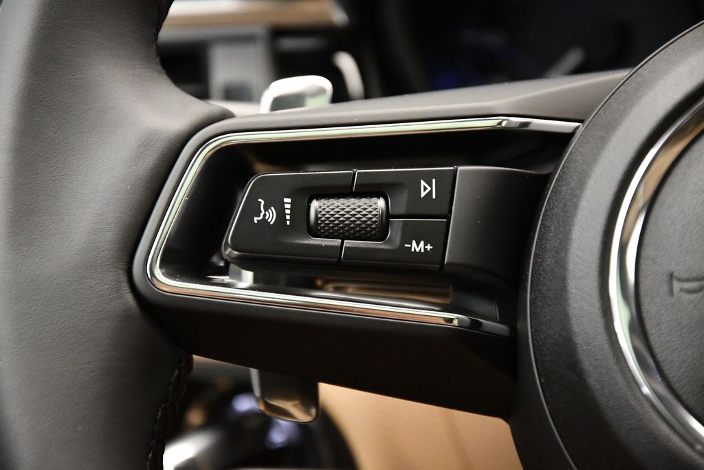 Thumbnail: 2025 Porsche Macan - 22