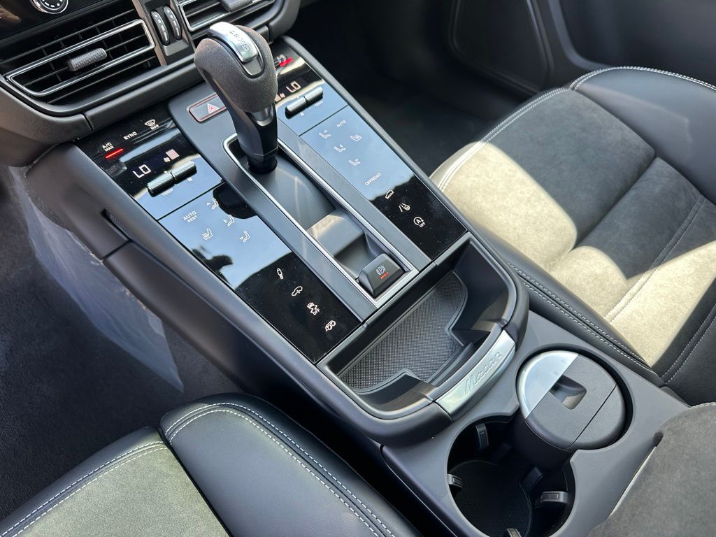 Thumbnail: 2026 Porsche Macan - 31