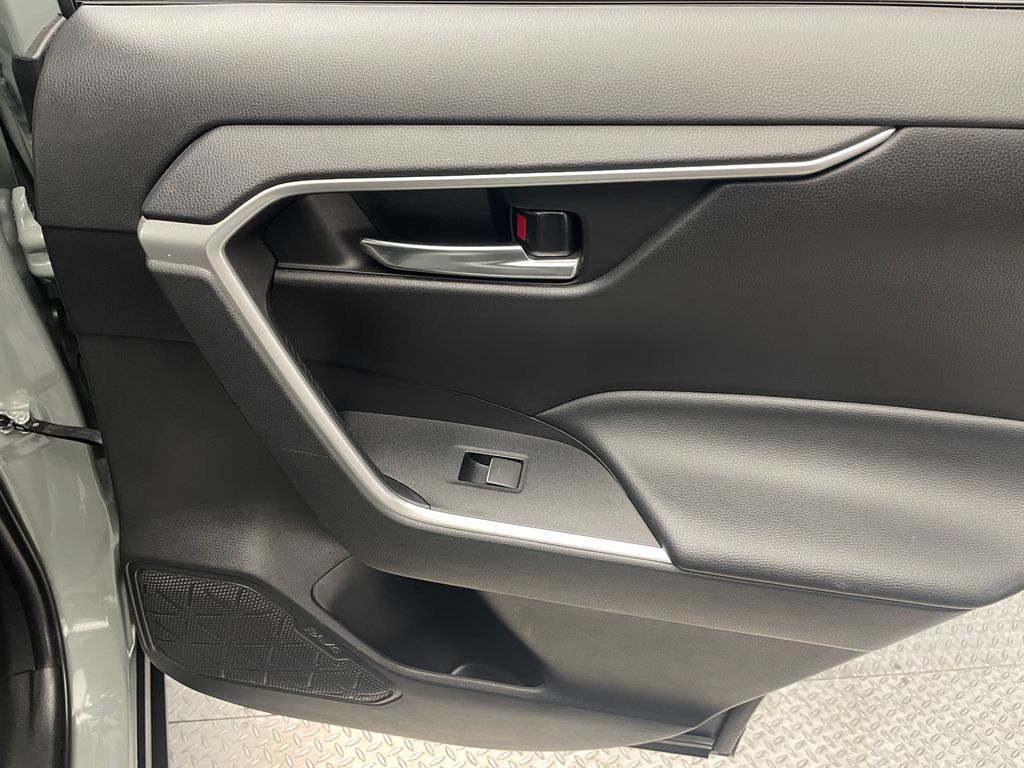 2022 Toyota RAV4 XLE 22