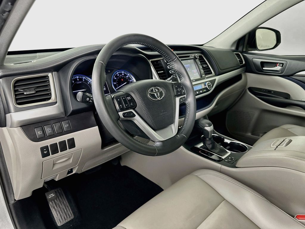 Thumbnail: 2019 Toyota Highlander - 9