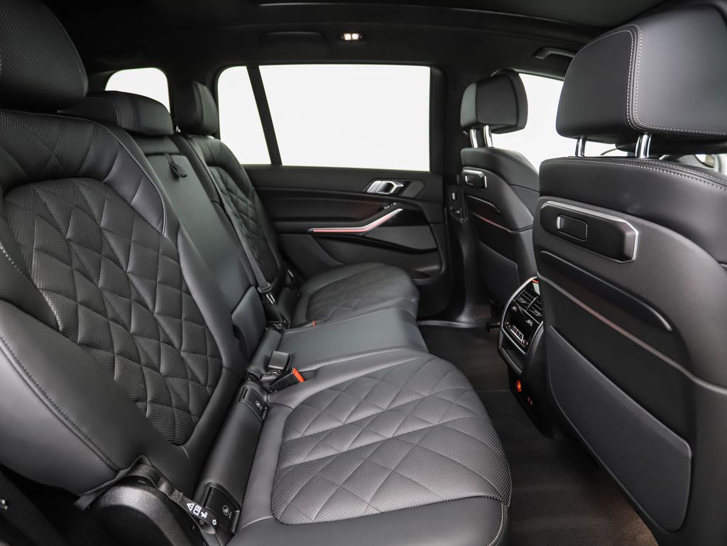 Thumbnail: 2025 BMW X7 - 32