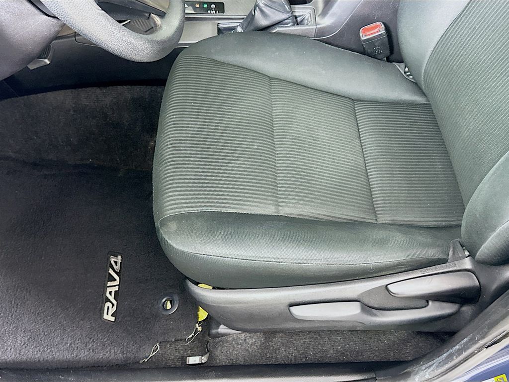2014 Toyota RAV4 LE 19