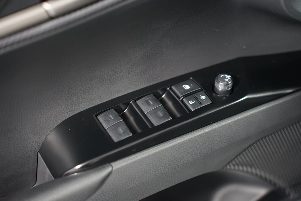 2025 Toyota Camry SE 32