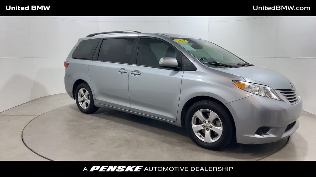 2017 Toyota Sienna LE 2