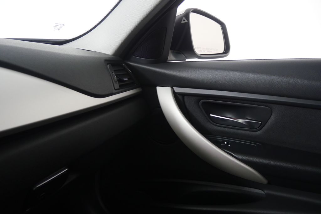 Thumbnail: 2018 BMW 3 Series - 27