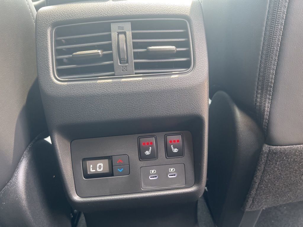 2025 Everest White Pearl/Super Black Nissan Rogue Platinum FWD SUV