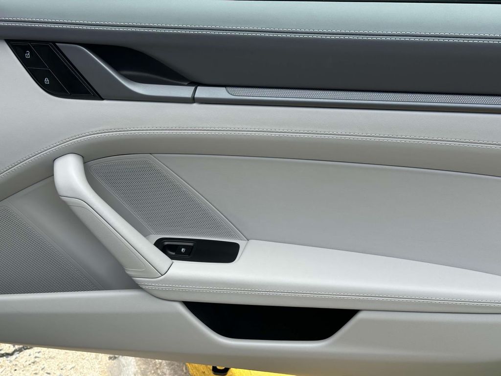 2021 Porsche 911 Carrera 19