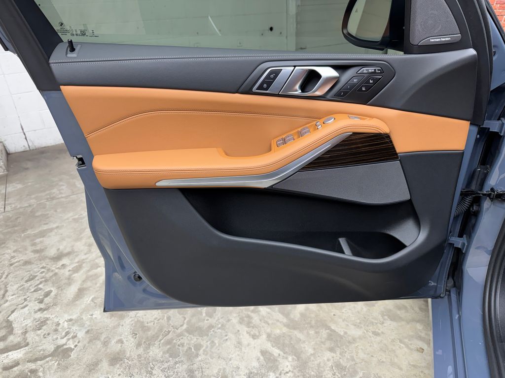 Certified Used 2025  BMW xDrive40i image 11