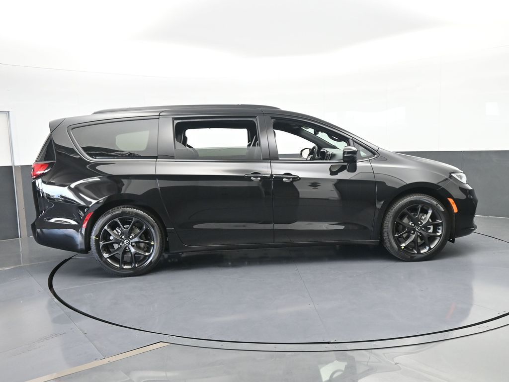 New 2026 Diamond Black Crystal Pearlcoat Chrysler Select image 7