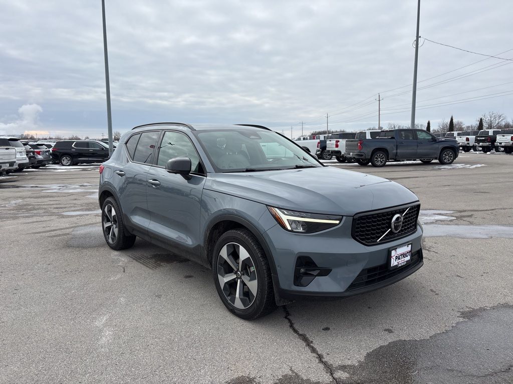 2023 Volvo XC40 B4 Ultimate Dark Theme FWD