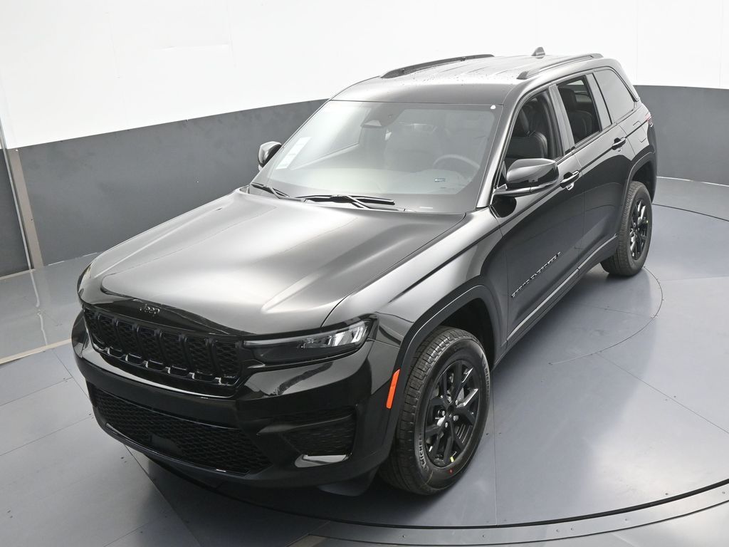 New 2025 Diamond Black Crystal Pearlcoat Jeep Altitude image 39