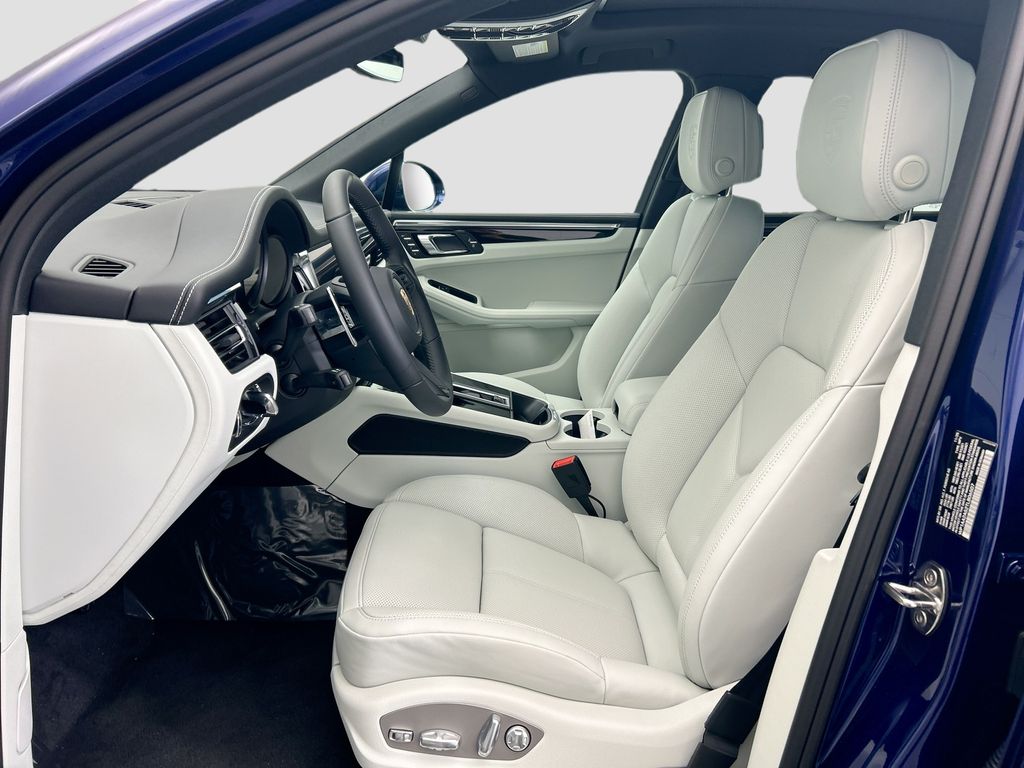 Thumbnail: 2026 Porsche Macan - 5