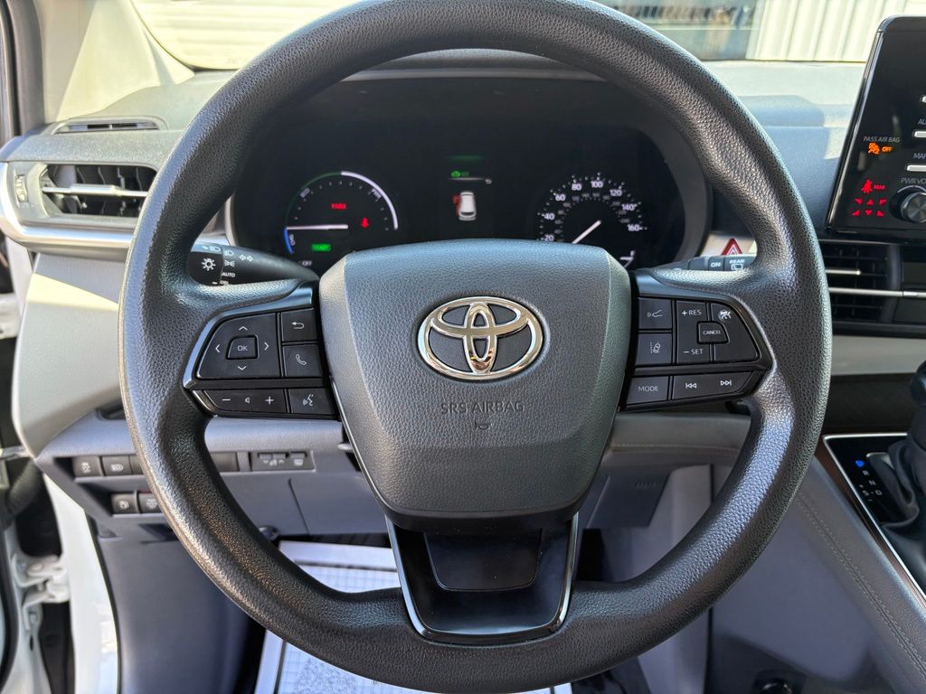 2023 Toyota Sienna LE