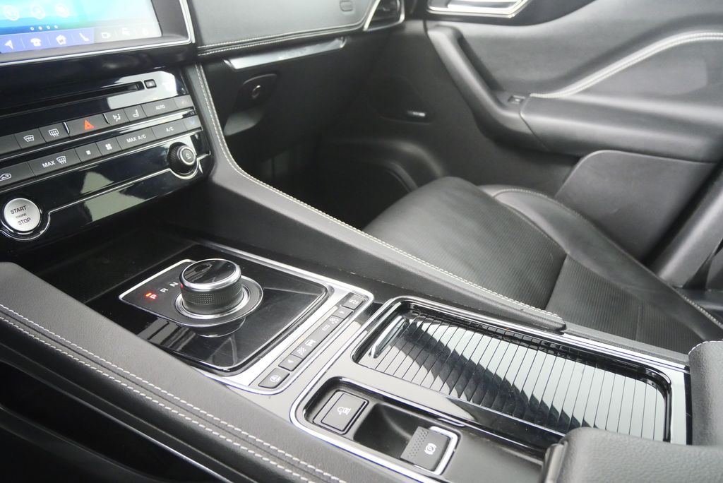 Thumbnail: 2019 Jaguar F-Pace - 17
