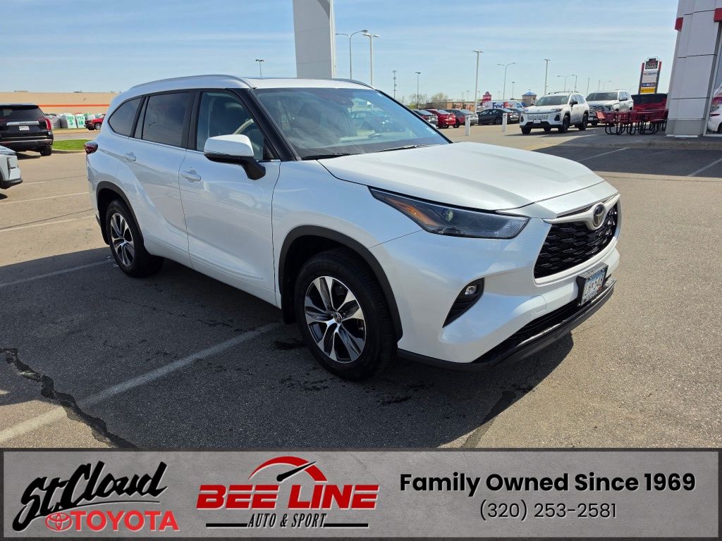 2023 Toyota Highlander XLE FWD's photo