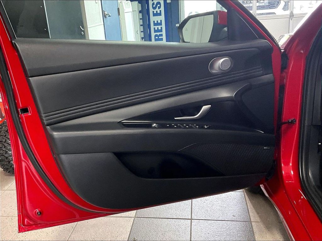 2023 Hyundai Elantra — photo 9