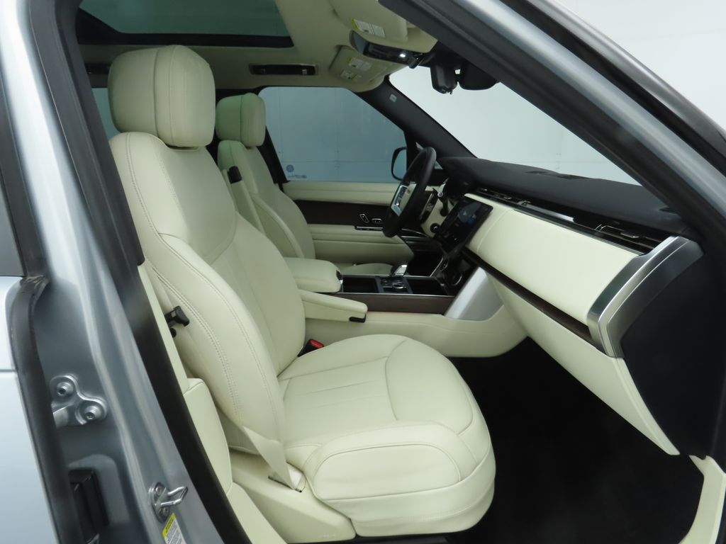 2023 Land Rover Range Rover SE 21