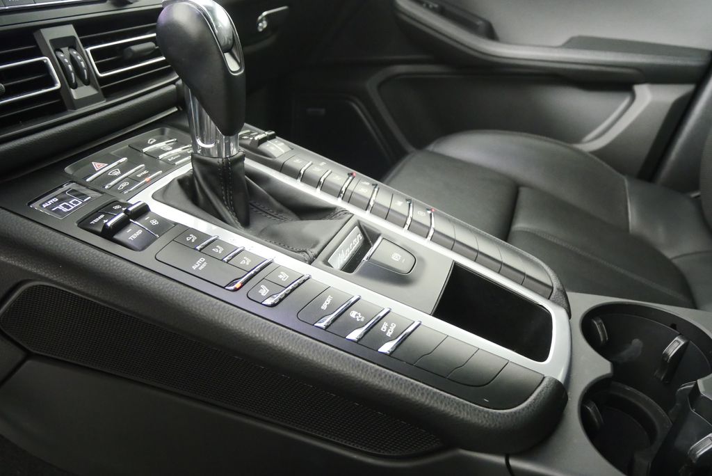 Thumbnail: 2020 Porsche Macan - 28