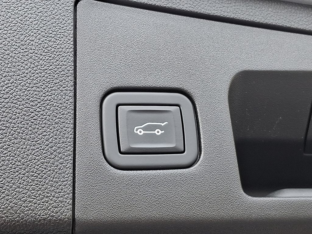 Thumbnail: 2021 Cadillac XT4 - 32