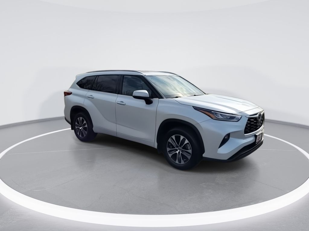 2022 Toyota Highlander XLE 2