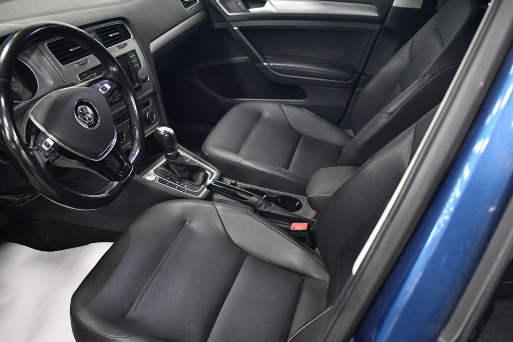 Thumbnail: 2016 Volkswagen e-Golf - 4