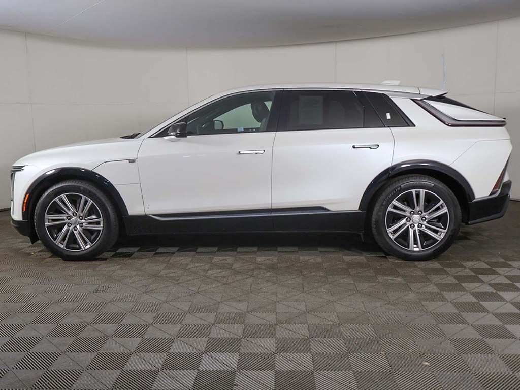 Used 2024 White Cadillac Tech image 17