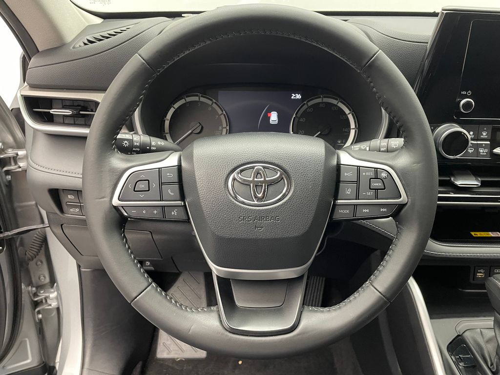 Thumbnail: 2023 Toyota Highlander - 21