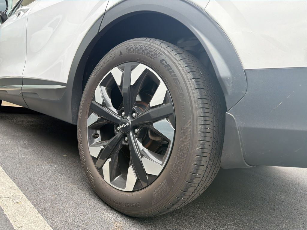 Used 2023 White Kia X-Line image 9
