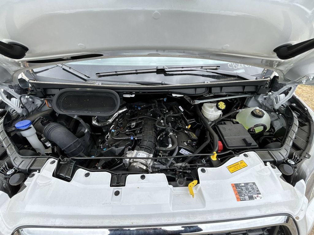 New 2025 Oxford White Ford Cutaway image 17