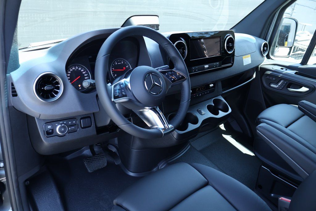 Thumbnail: 2025 Mercedes-Benz Sprinter - 3