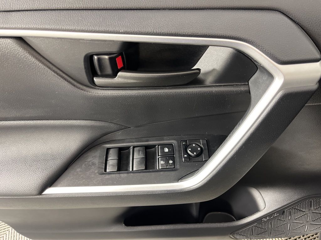 Thumbnail: 2021 Toyota RAV4 - 26