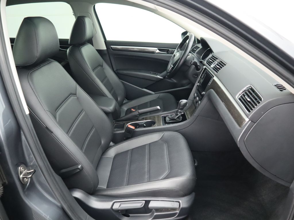 2017 Volkswagen Passat SE 19