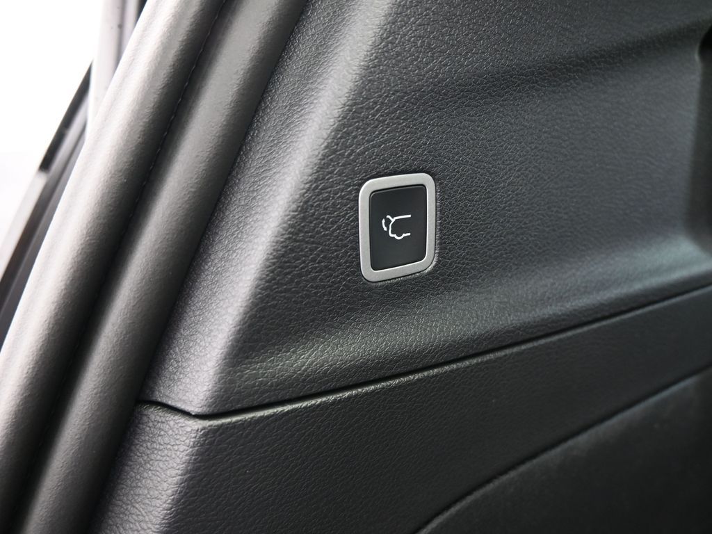 New 2026 Diamond Black Crystal Pearlcoat Chrysler Select image 38