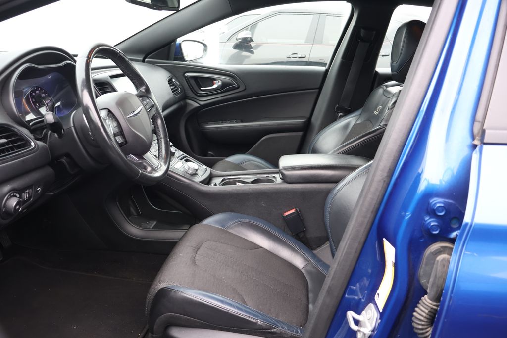 Thumbnail: 2016 Chrysler 200 - 10
