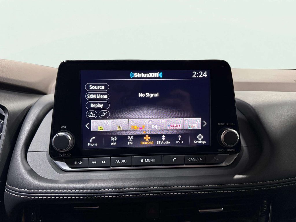 Certified Used 2023 Pearl White Tricoat/Super Black Nissan SL image 13