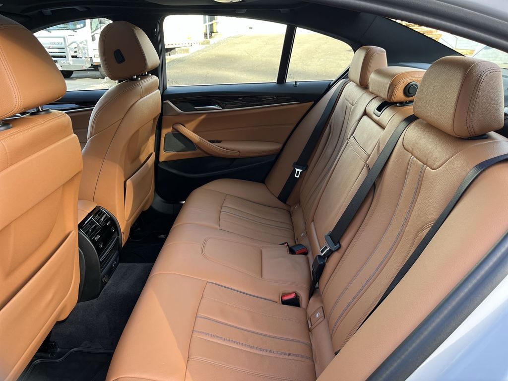 Thumbnail: 2022 BMW 5 Series - 23