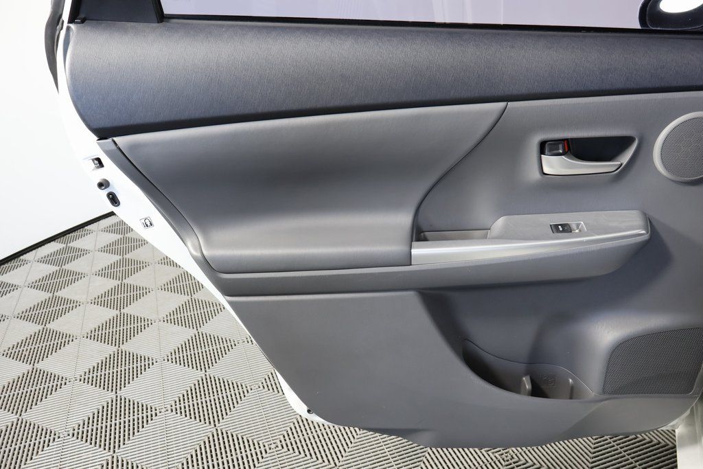 Thumbnail: 2012 Toyota Prius v - 12