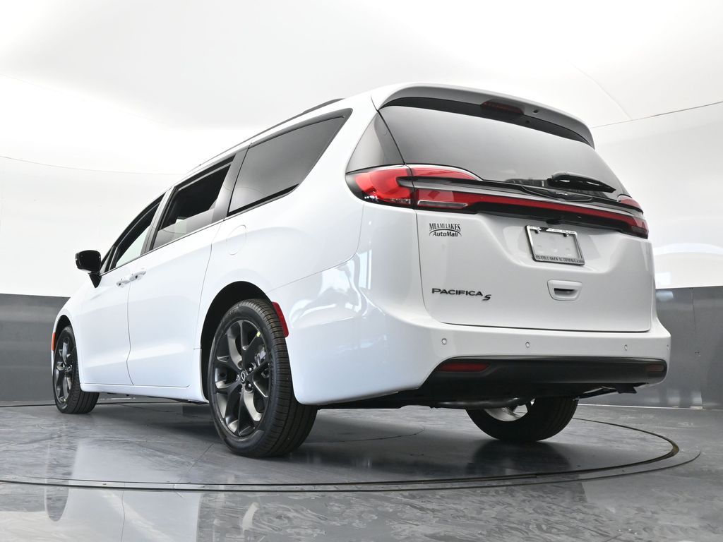 New 2026 Bright White Clearcoat Chrysler Select image 60