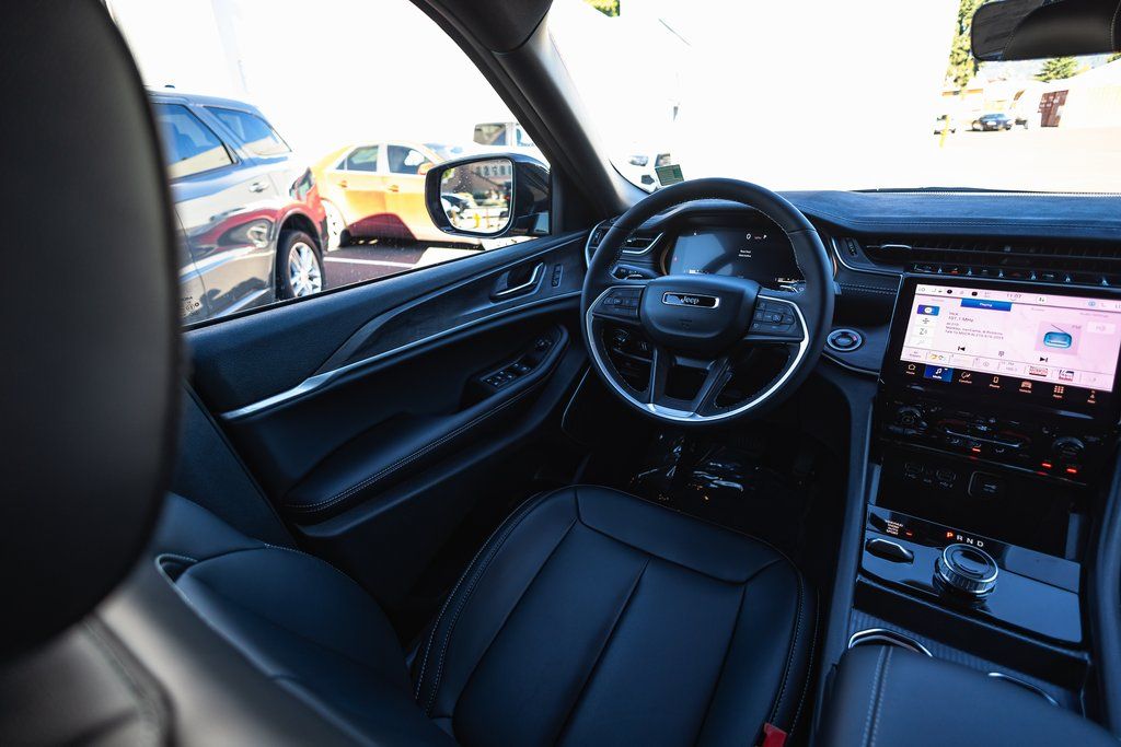 2025 Jeep Grand Cherokee Limited thumbnail 20