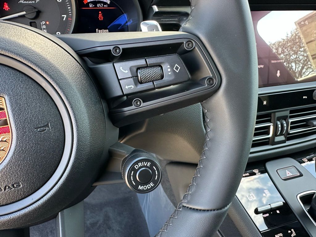 Thumbnail: 2026 Porsche Macan - 17