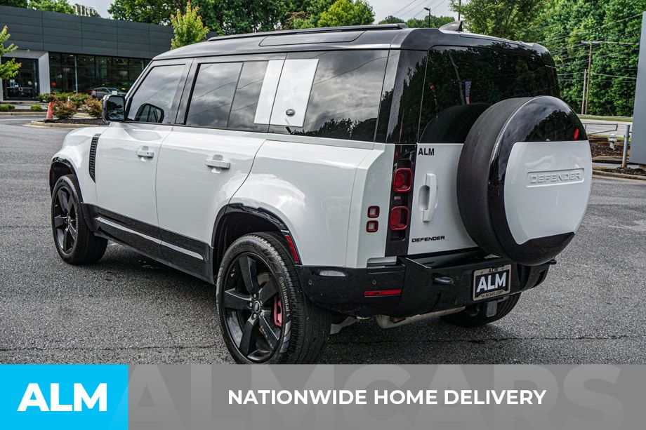 Used 2024 White Land Rover X-Dynamic SE image 4