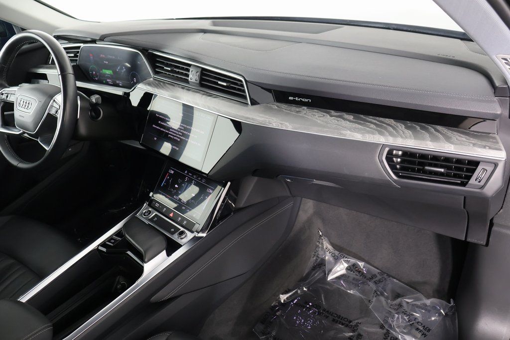 Thumbnail: 2022 Audi e-tron - 8