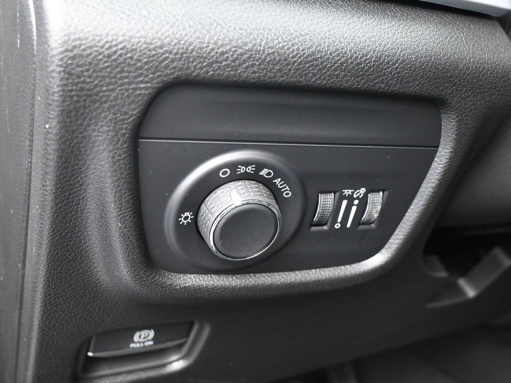 New 2026 Diamond Black Crystal Pearlcoat Jeep Laredo image 14