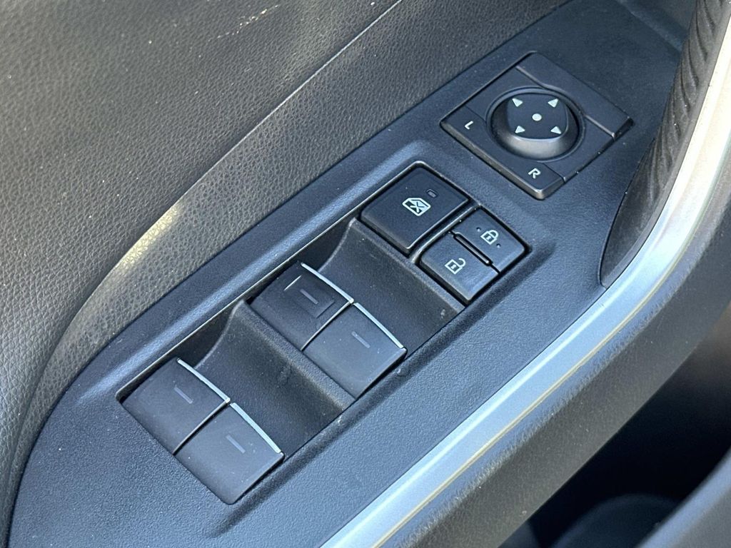 Thumbnail: 2022 Toyota RAV4 - 28