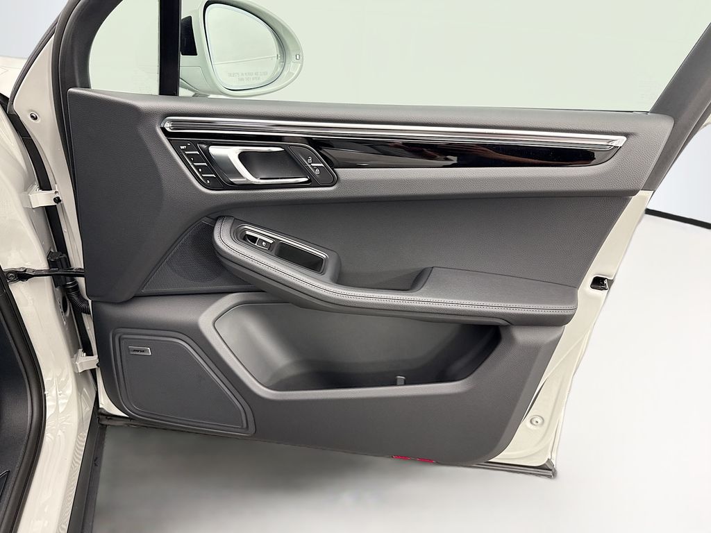 Thumbnail: 2026 Porsche Macan - 26