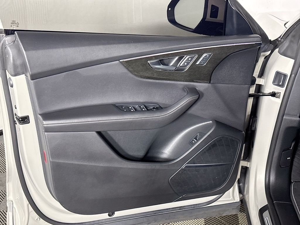 2023 Audi Q8 55 Premium Plus
